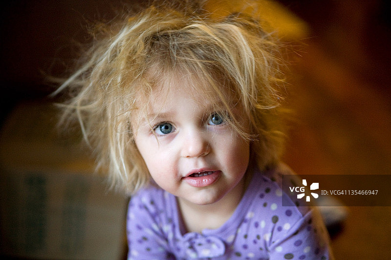 穿着睡衣，头发蓬乱的年轻女孩图片素材