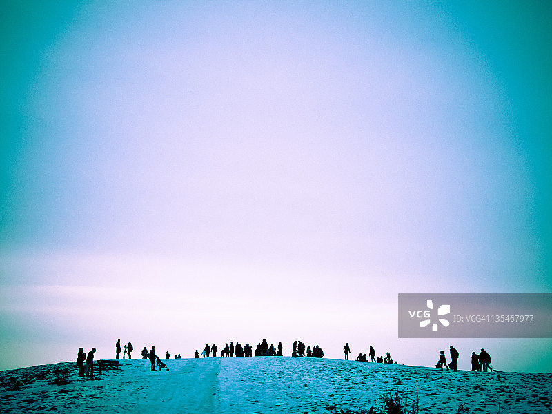 雪山顶上的剪影图片素材