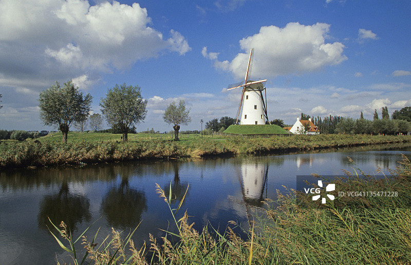 比利时达姆运河边的风车图片素材