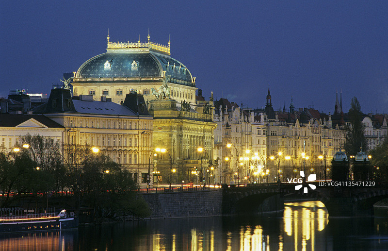 夜幕下的布拉格国家剧院图片素材