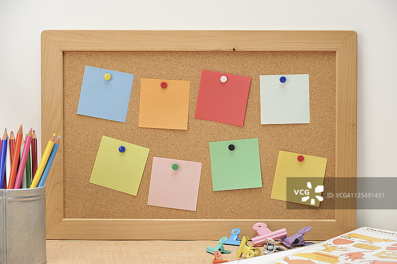 软木板上的彩色备忘录图片素材