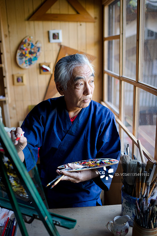 在工作室里绘画的画家图片素材