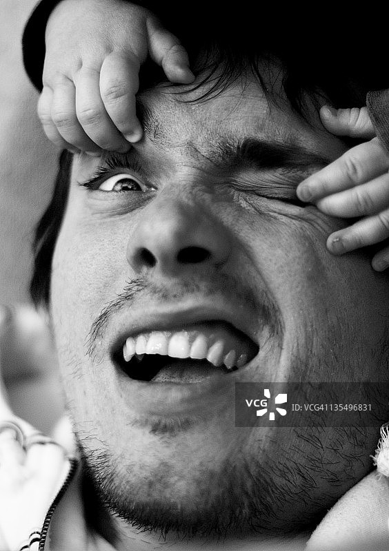 孩子玩父亲的眼睛图片素材