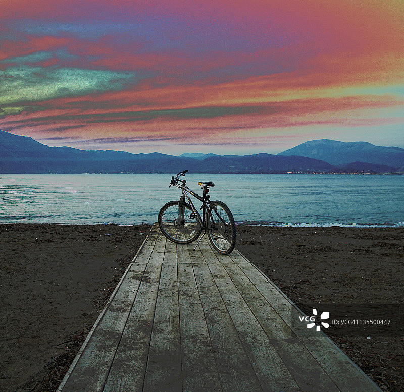 码头上的自行车图片素材