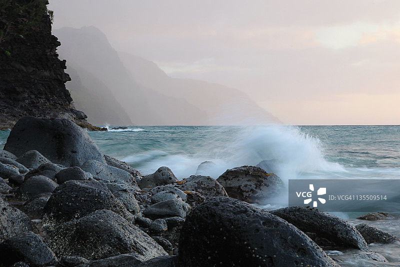 海浪拍打在岩石峭壁上图片素材