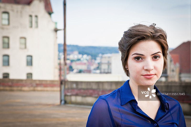 屋顶上的少女肖像图片素材