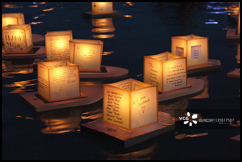 阵亡将士纪念日 - 放河灯图片素材
