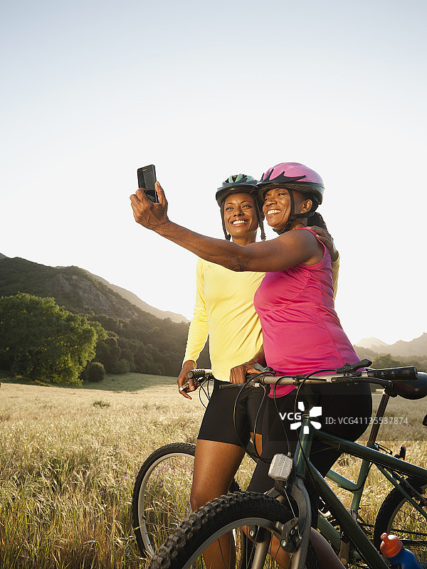 朋友们在山地自行车旁自拍图片素材