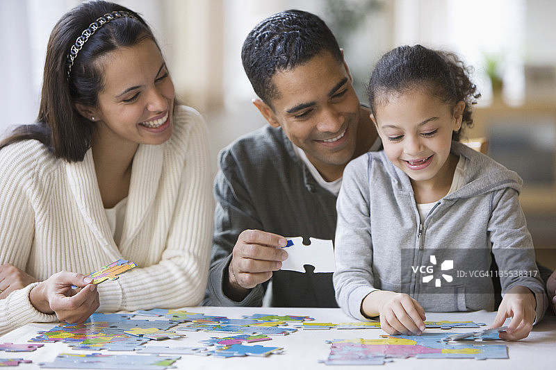 一家人一起拼图图片素材