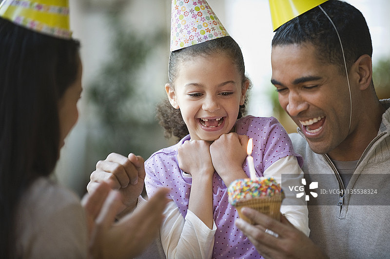 父母给女儿生日纸杯蛋糕图片素材