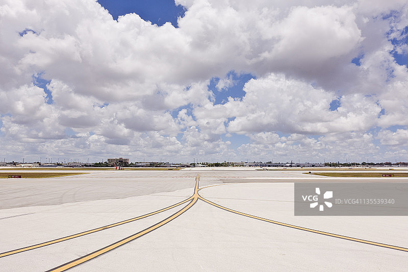 机场停机坪与多云天空图片素材