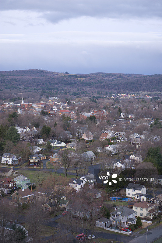 俯瞰马萨诸塞州格林菲尔德的前工业城镇图片素材