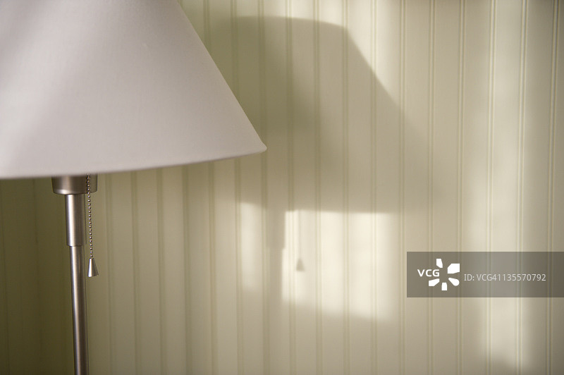 晨光洒在旅馆的灯上图片素材