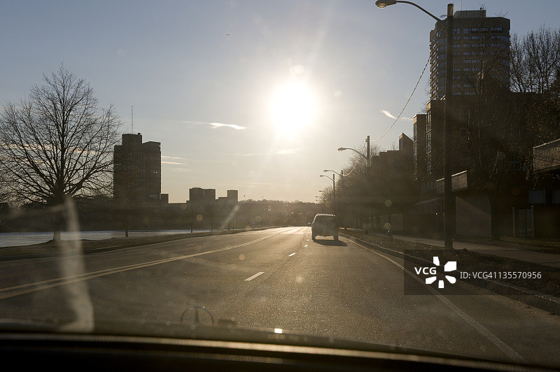马萨诸塞州剑桥市纪念大道上的午后驾驶，查尔斯河在左侧图片素材