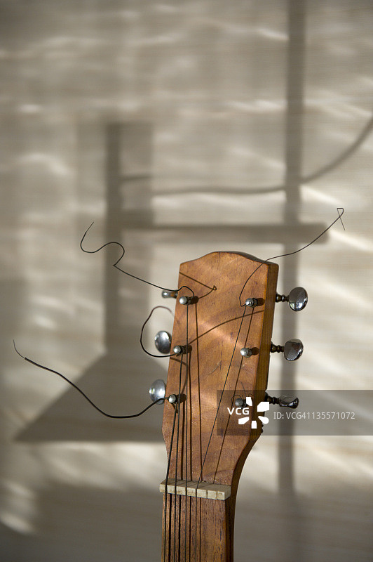 自制吉他乐器与灯光阴影图片素材
