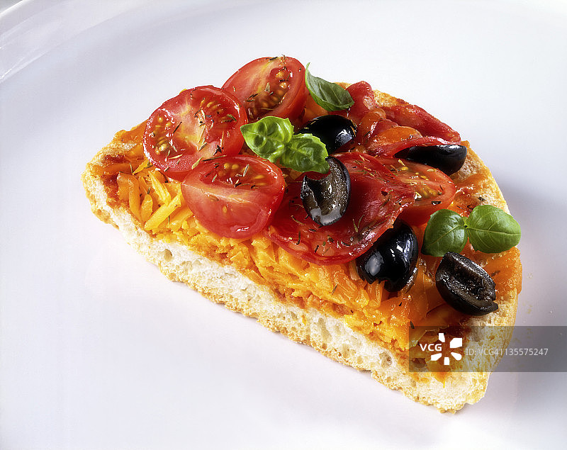 开放式三明治，配奶酪和西红柿图片素材