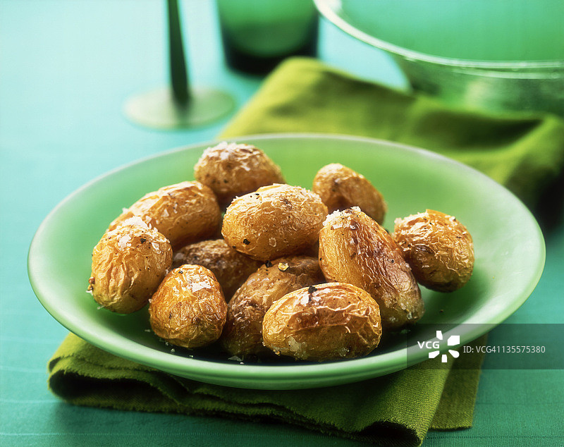 烤小土豆配海盐图片素材