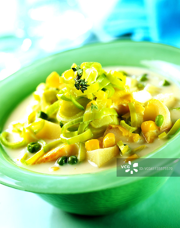 绿色碗装韭菜土豆汤图片素材