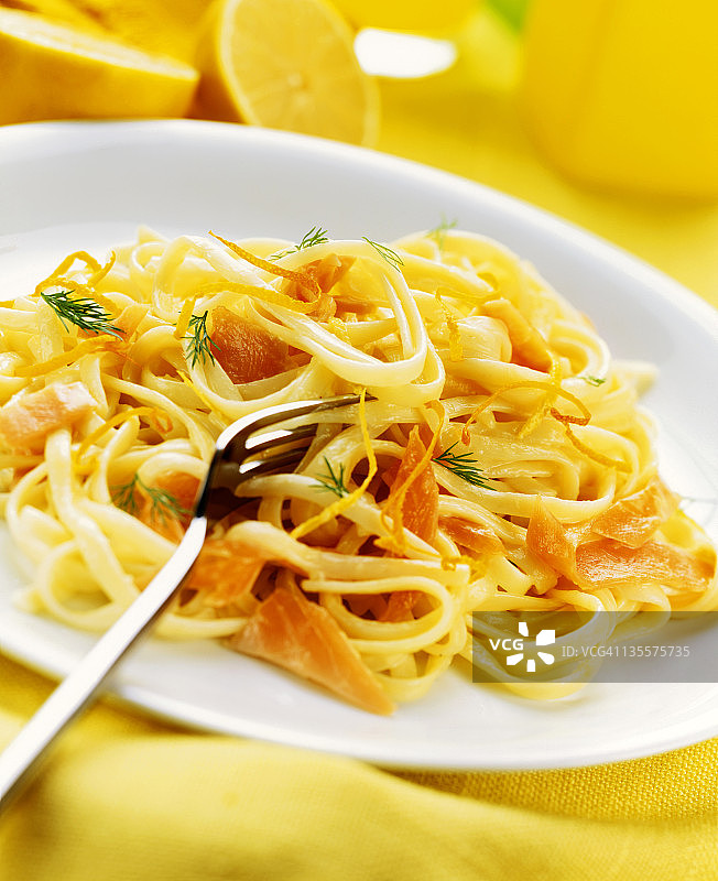 橙皮熏鲑鱼意大利细面图片素材