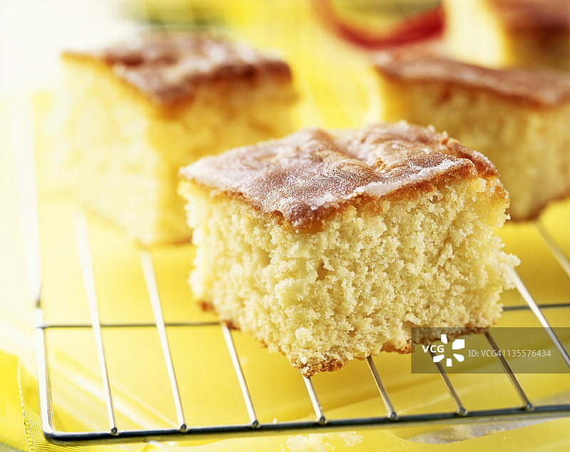 冷却架上的一块柠檬蛋糕图片素材