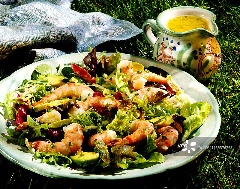 鲜虾牛油果沙拉配调味酱图片素材