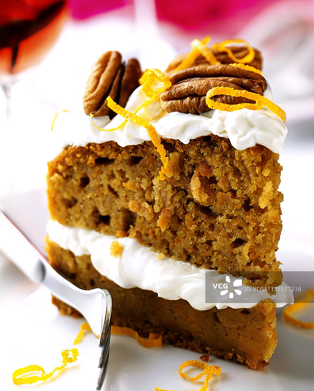 山核桃、橙子和胡萝卜蛋糕切片，配叉子图片素材