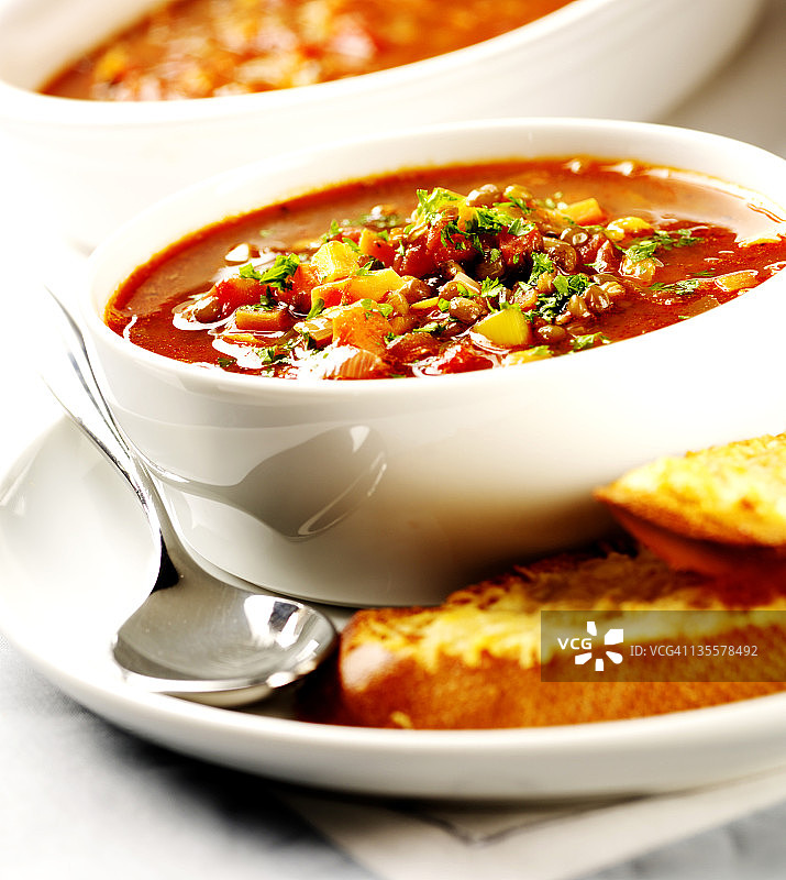 配烤面包的扁豆汤图片素材