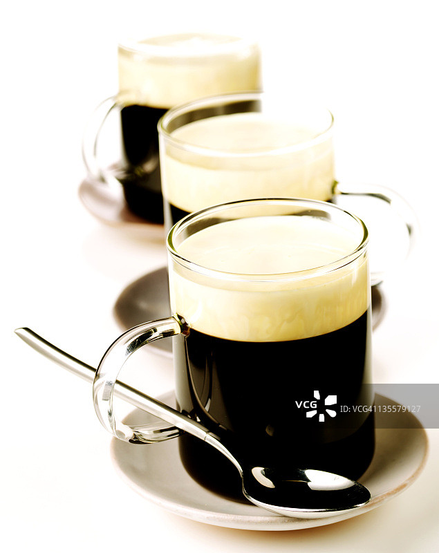 玻璃马克杯中的爱尔兰咖啡图片素材