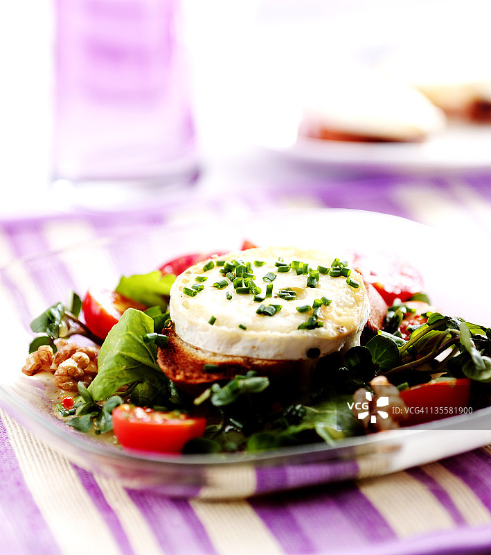 盘中的羊奶酪沙拉图片素材