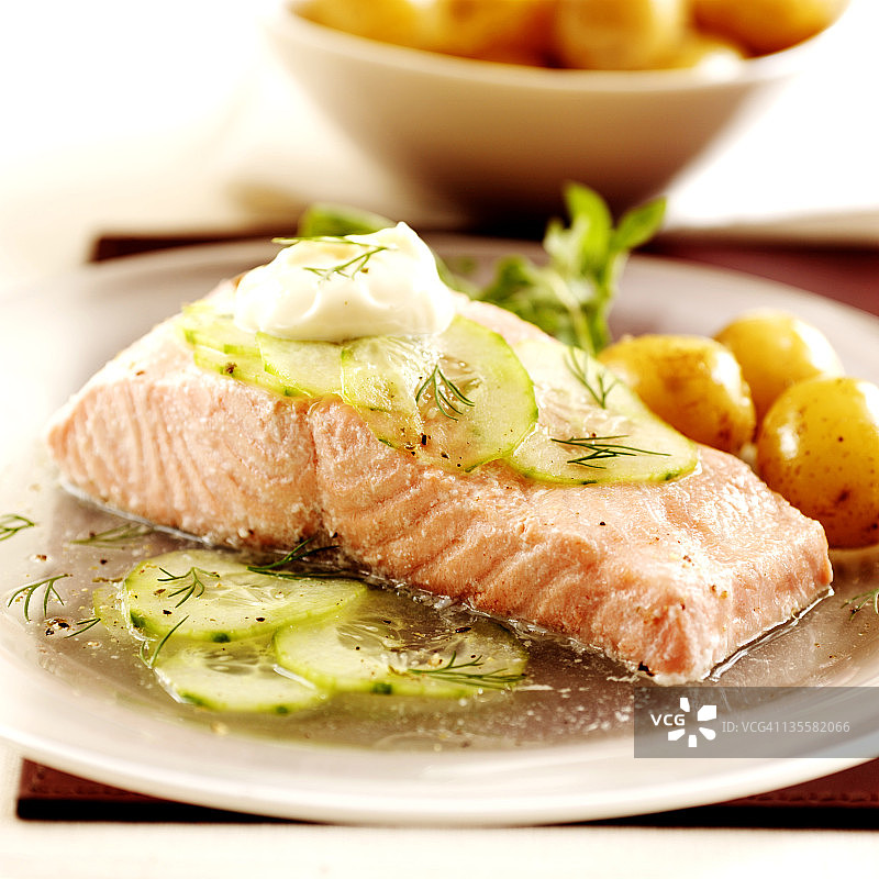 水煮三文鱼配新土豆图片素材