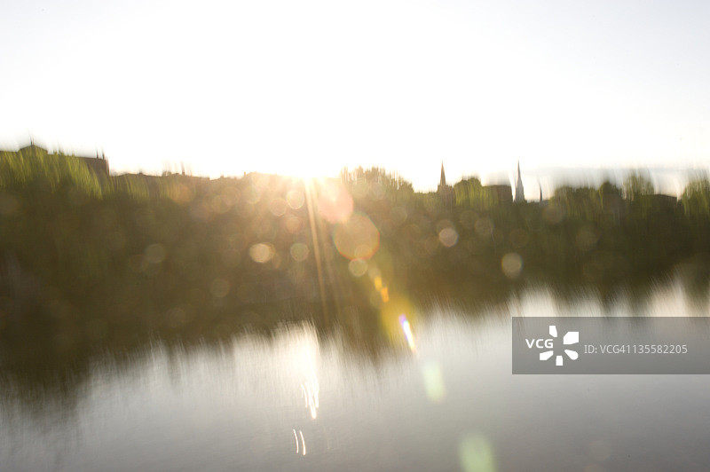 康涅狄格河和布拉特尔博罗的日落，美国佛蒙特州图片素材