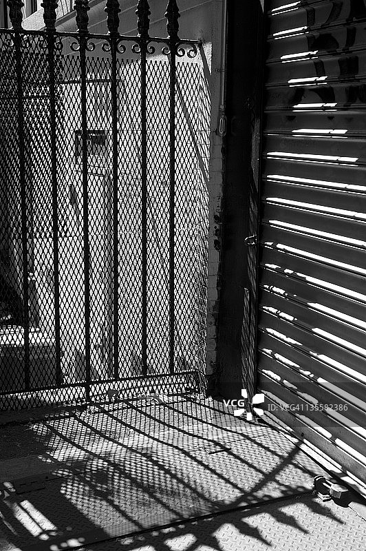纽约的门和栅栏及阴影图片素材