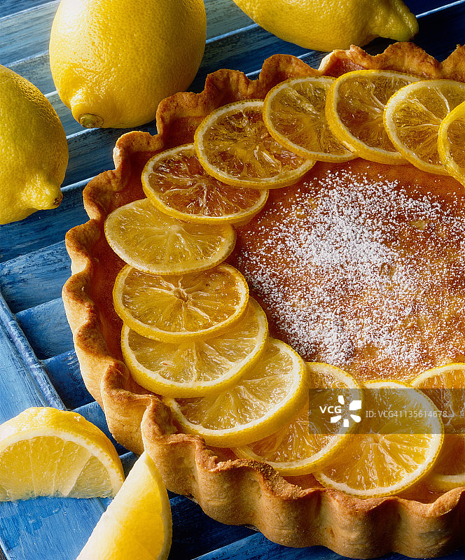 配新鲜柠檬的柠檬挞图片素材