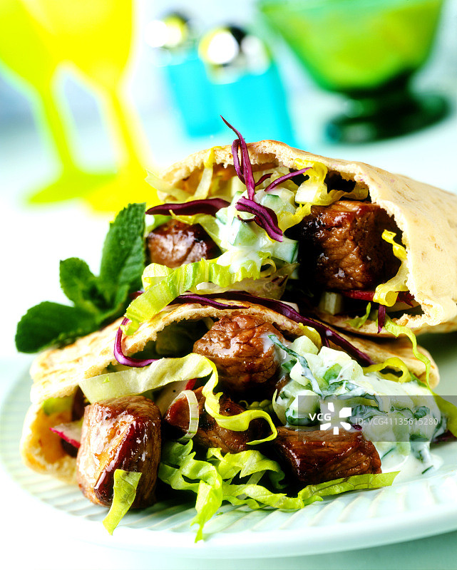 羊肉皮塔饼口袋配黄瓜薄荷酱图片素材