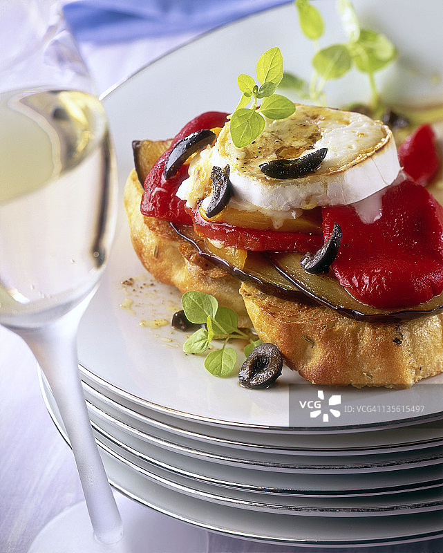 山羊奶酪烤辣椒面包片图片素材