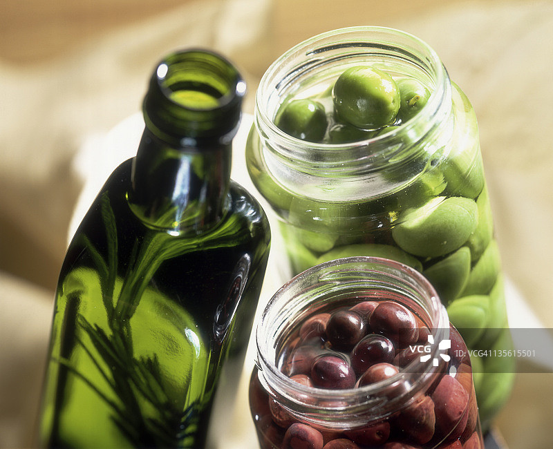 红绿橄榄和香草油图片素材
