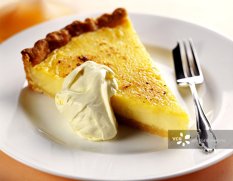 一团浓奶油的柠檬挞图片素材