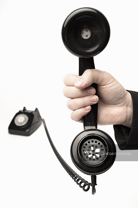 女人手持经典复古胶木电话听筒图片素材