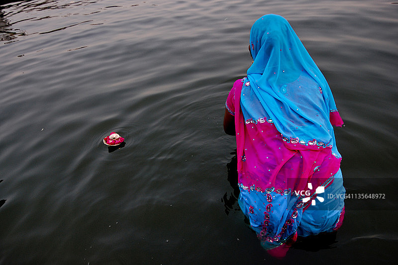 在瓦拉纳西向恒河祈祷的女人图片素材