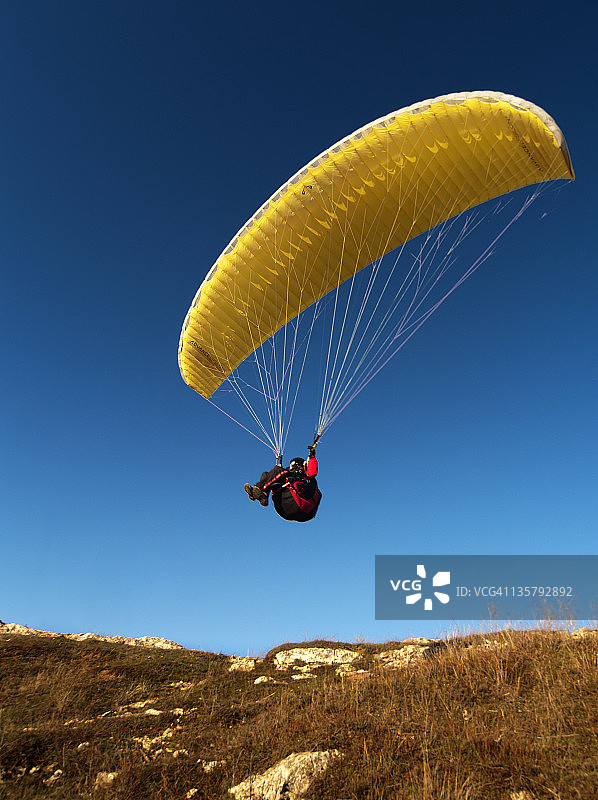 男人在阿拉里亚跳伞图片素材