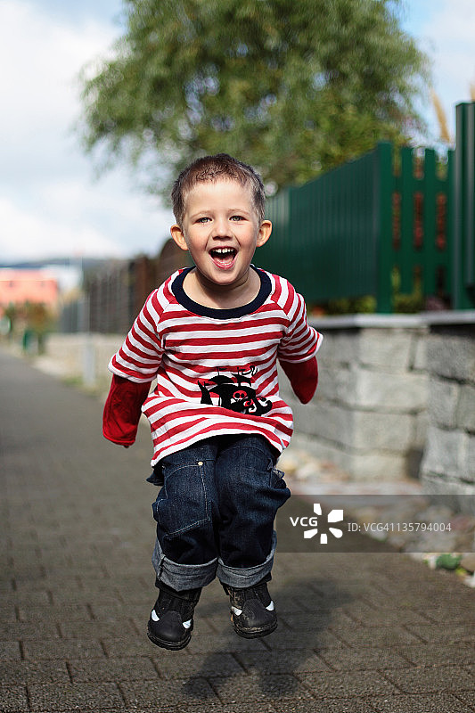 跳跃的男孩图片素材