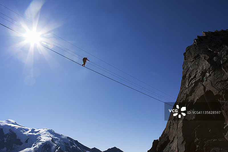 攀岩者在绳索桥上图片素材