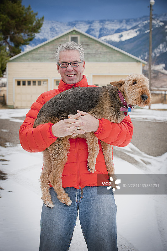 男人和他的狗的冬季写真图片素材