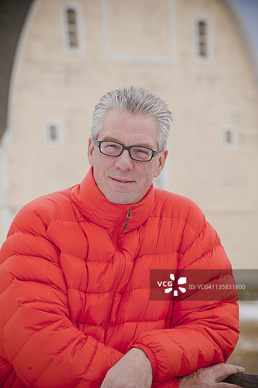 寒冷天气下的牧场主户外肖像图片素材