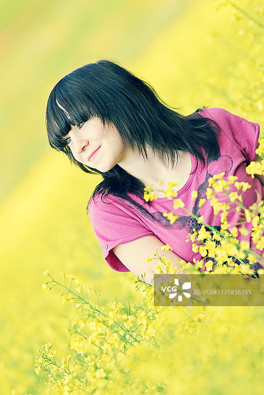 油菜花田里的女孩图片素材