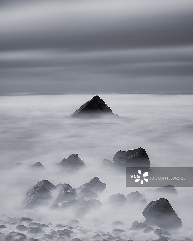 康沃尔郡桑迪茅斯雾气蒙蒙的海岸图片素材