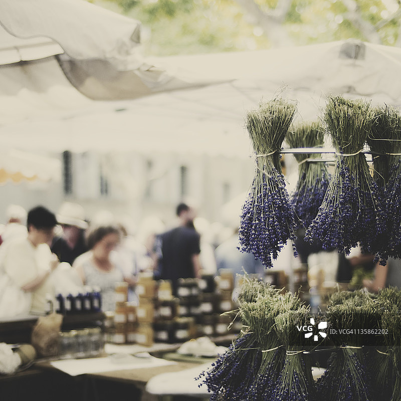 法国市场的薰衣草图片素材