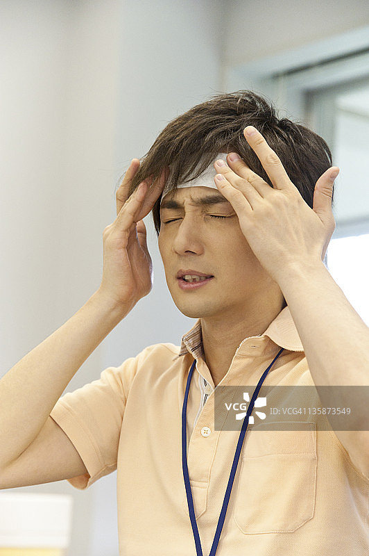 年轻男人额头贴退热贴图片素材