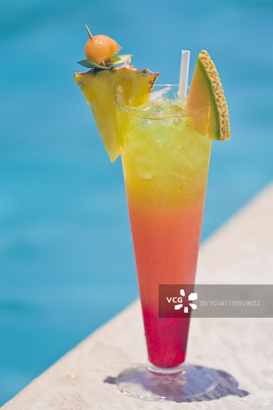 墨西哥泳池边的龙舌兰日出图片素材