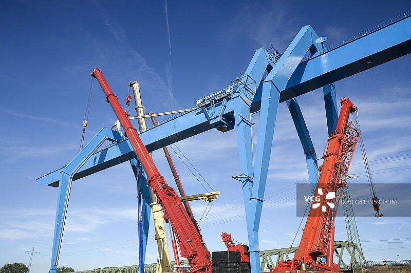 集装箱码头龙门起重机施工现场图片素材